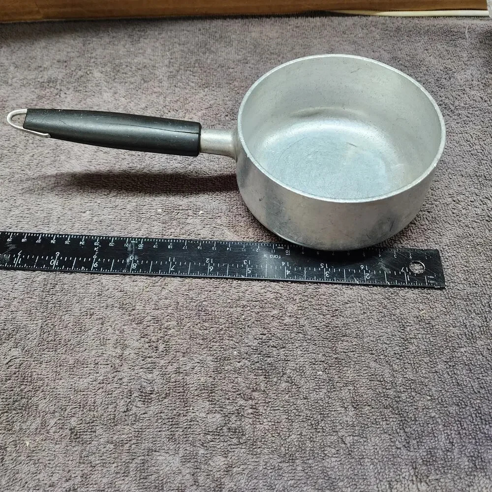 Wear-ever small pot 77 1/2 handle has a crack, see pics shlf